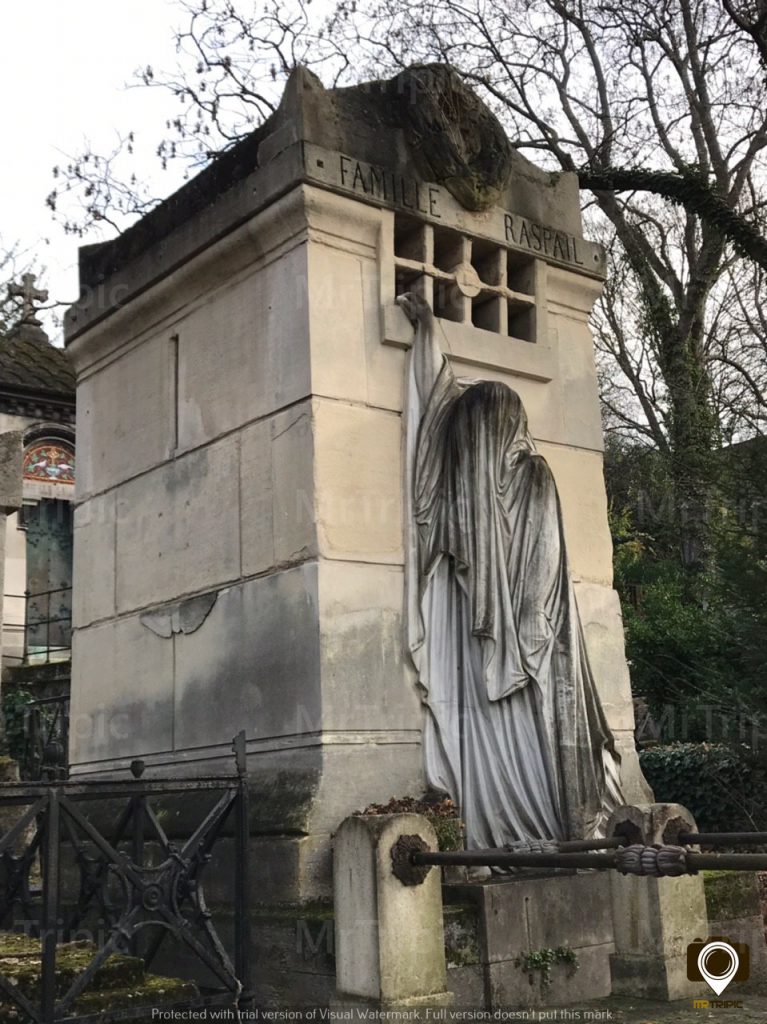 مجسمه نمادین همسر راسپای بیرون قبر- سلول راسپای
